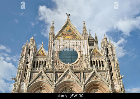 Siena facciata della cattedrale (Duomo) dettaglio Foto Stock