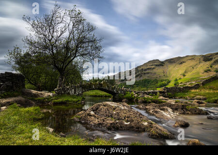 Paesaggi intorno a elterwater e poco langdale su una calda giornata di primavera. Foto Stock