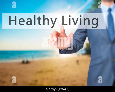 Uno stile di vita sano - Imprenditore mano premendo il pulsante sul touch screen interfaccia. Business, tecnologia internet concetto. Stock Photo Foto Stock