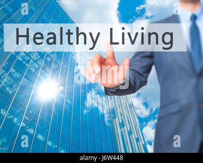 Uno stile di vita sano - Imprenditore mano premendo il pulsante sul touch screen interfaccia. Business, tecnologia internet concetto. Stock Photo Foto Stock