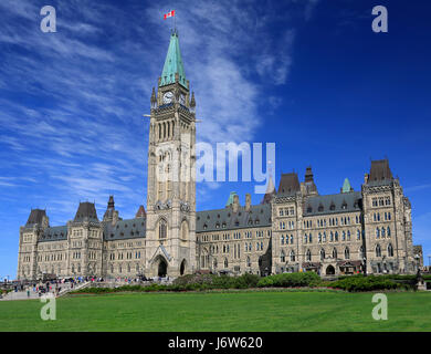 Il Parlamento del Canada, pace torre circondata da tulipani rossi Foto Stock