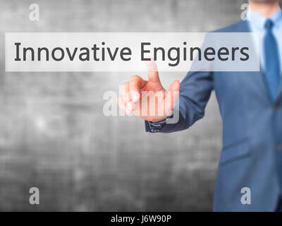Ingegneri innovativi - Imprenditore mano premendo il pulsante sul touch screen interfaccia. Business, tecnologia internet concetto. Stock Photo Foto Stock