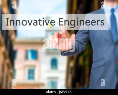 Ingegneri innovativi - Imprenditore mano premendo il pulsante sul touch screen interfaccia. Business, tecnologia internet concetto. Stock Photo Foto Stock
