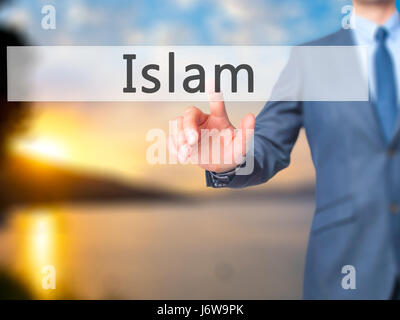 L'Islam - Imprenditore mano premendo il pulsante sul touch screen interfaccia. Business, tecnologia internet concetto. Stock Photo Foto Stock