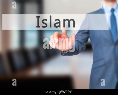 L'Islam - Imprenditore mano premendo il pulsante sul touch screen interfaccia. Business, tecnologia internet concetto. Stock Photo Foto Stock