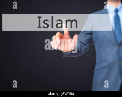 L'Islam - Imprenditore mano premendo il pulsante sul touch screen interfaccia. Business, tecnologia internet concetto. Stock Photo Foto Stock