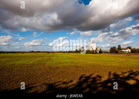 Fotografia di paesaggi di Aythorpe Roding mulino con campo di colture, Essex, Inghilterra. Foto Stock