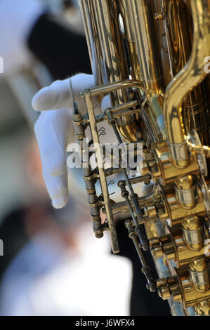 Close-up di un musicista con tuba Foto Stock