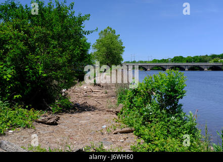 Porzione di Delaware e Raritan Canal percorso impraticabile in New Brunswick Foto Stock