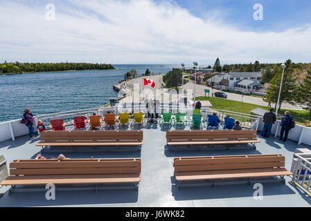 I passeggeri sul ponte superiore a guardare come il Chi-Cheemaun Traghetto parte sud Baymouth Ferry Terminal, Ontario, Canada Foto Stock