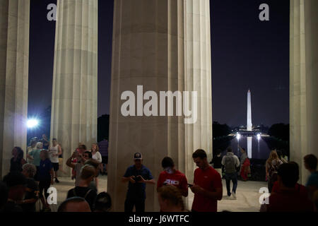 Guardando fuori del Lincoln Memorial di notte Washington DC USA Foto Stock