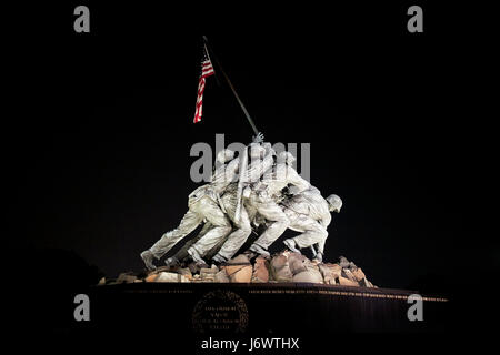 Il corpo della marina degli Stati Uniti di Iwo Jima Memorial statua di notte Washington DC USA Foto Stock