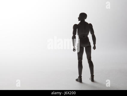 Figurina maschio silhouette in piedi in posa potente guardando a sinistra su sfondo bianco con copia spazio. Immagine concettuale il convogliamento di concetto di drea Foto Stock