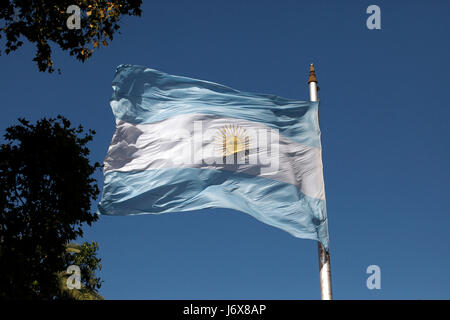 Bandiera argentina al vento. La Casa Rosada, Buenos Aires. Argentina. Executive mansion del Presidente. Foto Stock