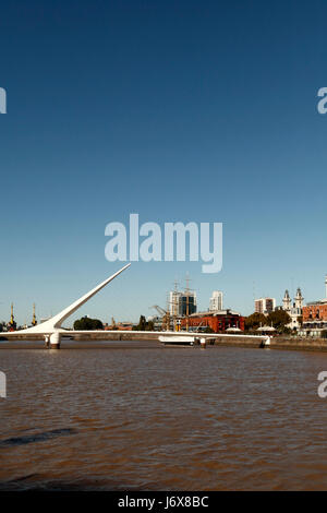 Puente de la Mujer, Puerto Madero Buenos Aires, Argentina. Tango ponte sopra il dock. Foto Stock