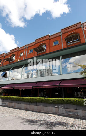 Convertite i magazzini sul lungomare di Puerto Madero Buenos Aires, Argentina. progetto di rigenerazione con alloggiamento ristoranti e caffetterie. Foto Stock