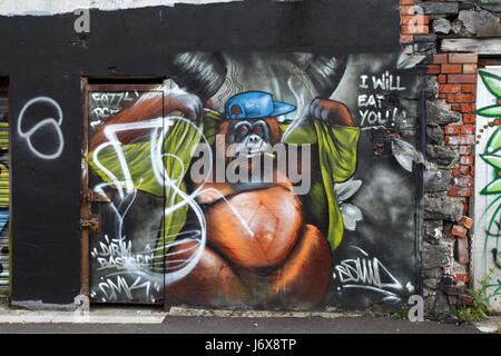 Orangutan graffiti su una parete posteriore e alley entrata di una casa Foto Stock