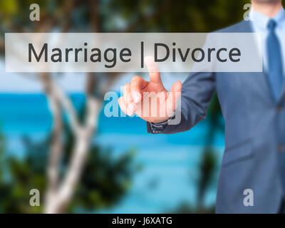 Il matrimonio il divorzio - Imprenditore mano premendo il pulsante sul touch screen interfaccia. Business, tecnologia internet concetto. Stock Photo Foto Stock