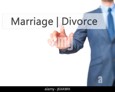 Il matrimonio il divorzio - Imprenditore mano premendo il pulsante sul touch screen interfaccia. Business, tecnologia internet concetto. Stock Photo Foto Stock