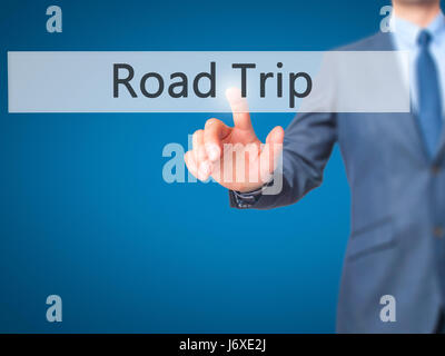 Road Trip - Imprenditore mano premendo il pulsante sul touch screen interfaccia. Business, tecnologia internet concetto. Stock Photo Foto Stock