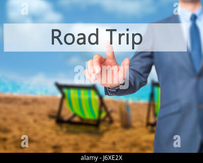 Road Trip - Imprenditore mano premendo il pulsante sul touch screen interfaccia. Business, tecnologia internet concetto. Stock Photo Foto Stock