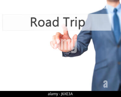 Road Trip - Imprenditore mano premendo il pulsante sul touch screen interfaccia. Business, tecnologia internet concetto. Stock Photo Foto Stock