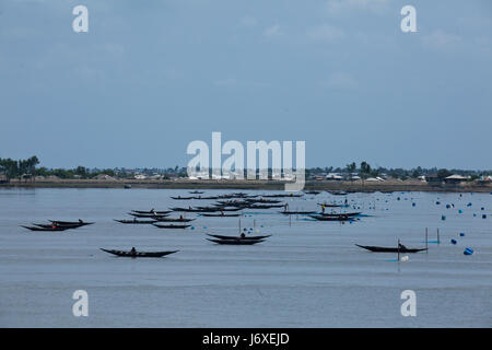 I pescatori la cattura di gamberetti giovani sul fiume Kholpetua in la Sundarbans. Satkhira, Bangladesh. Foto Stock