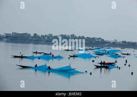 I pescatori la cattura di gamberetti giovani sul fiume Kholpetua in la Sundarbans. Satkhira, Bangladesh. Foto Stock