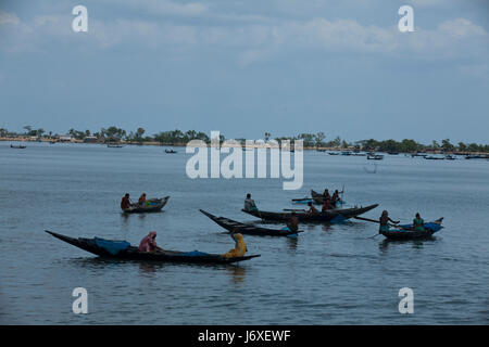 I pescatori la cattura di gamberetti giovani sul fiume Kholpetua in la Sundarbans. Satkhira, Bangladesh. Foto Stock