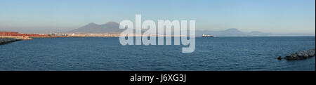 Vista panoramica del golfo di Napoli e sul Vesuvio raffigurato da Napoli, campania, Italy. Foto Stock