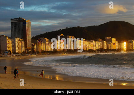 La mattina presto a Copacabana Beach, Rio de Janeiro, Brasile Foto Stock