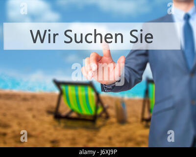 Wir suchen Sie! (Cercando Te in tedesco) - Imprenditore mano premere il pulsante sulla schermata virtuale di interfaccia. Business, concetto tecnologico. Stock Photo Foto Stock