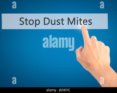 Smettere di acari della polvere - Mano premendo un pulsante sul fondo sfocato concetto . Business, tecnologia internet concetto. Stock Photo Foto Stock
