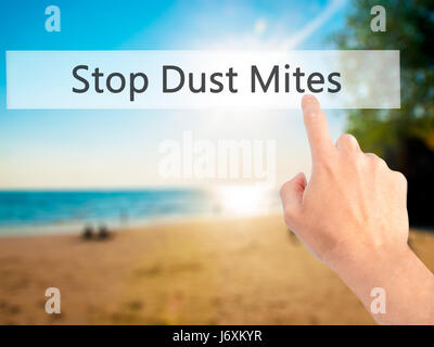 Smettere di acari della polvere - Mano premendo un pulsante sul fondo sfocato concetto . Business, tecnologia internet concetto. Stock Photo Foto Stock