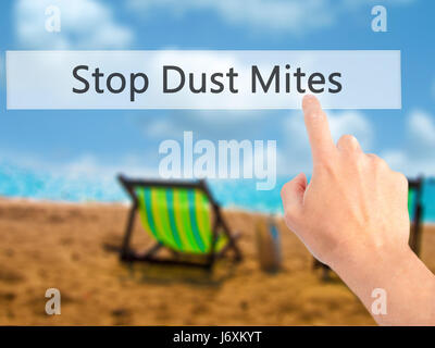 Smettere di acari della polvere - Mano premendo un pulsante sul fondo sfocato concetto . Business, tecnologia internet concetto. Stock Photo Foto Stock