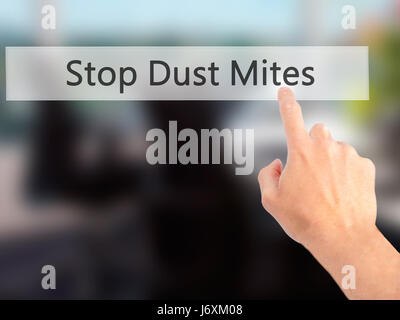 Smettere di acari della polvere - Mano premendo un pulsante sul fondo sfocato concetto . Business, tecnologia internet concetto. Stock Photo Foto Stock