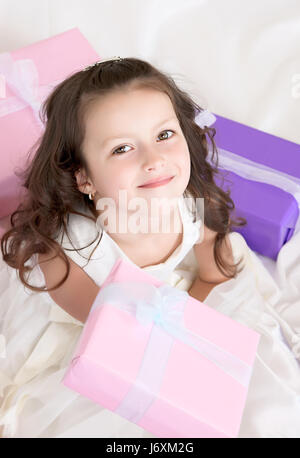 Bambina tenendo un presente Foto Stock