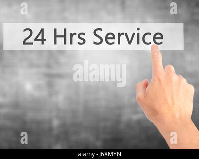 24 ore di servizio - Mano, premendo un tasto su sfondo sfocato concetto . Business, tecnologia internet concetto. Stock Photo Foto Stock
