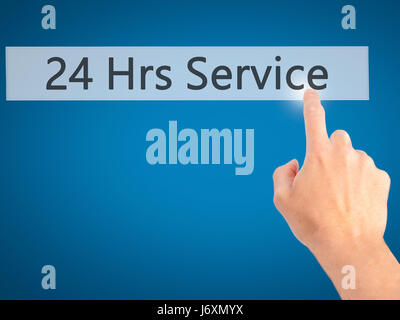 24 ore di servizio - Mano, premendo un tasto su sfondo sfocato concetto . Business, tecnologia internet concetto. Stock Photo Foto Stock