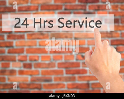 24 ore di servizio - Mano, premendo un tasto su sfondo sfocato concetto . Business, tecnologia internet concetto. Stock Photo Foto Stock