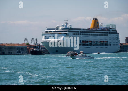 Navi da crociera attraverso il canale della Giudecca/centro di Venezia Foto Stock