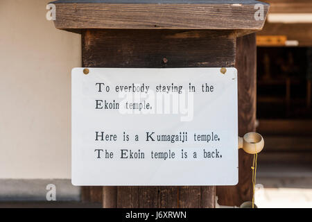 Koya-san, Giappone, segno poco tradotto da giapponese a inglese indirizzare i visitatori per la corretta entrata al tempio Ekoin. japanglish Foto Stock