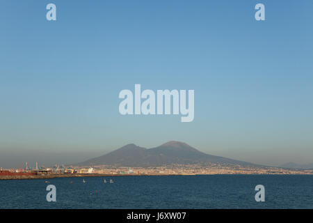 Il Vesuvio e il golfo di Napoli nella foto da Napoli, campania, Italy. Foto Stock