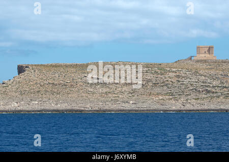 Vista di It-Torri ta' Santa Marija /St Mary's Tower su Comino Isola dal traghetto Malta-Gozo, Malta Foto Stock