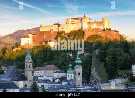 Salisburgo - castello di Hohensalzburg, Austria al tramonto Foto Stock