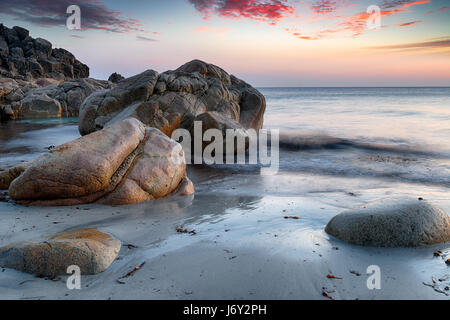 Mare rocce scolpite sulla spiaggia di Porth Nanven vicino Land's End sulla costa di Cornovaglia Foto Stock