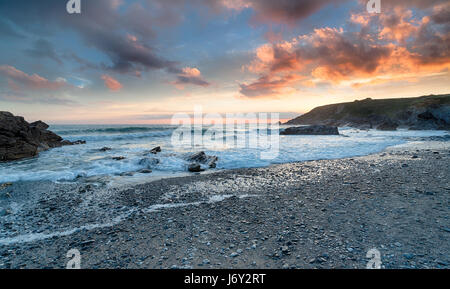 Tramonto sulla spiaggia di chiesa Cove vicino Gunwalloe sulla costa della Cornovaglia Foto Stock