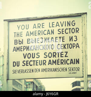 Si sta per lasciare il settore americano - segno storico vicino al Checkpoint Charlie a Berlino, Germania. Uno stile rétro Foto Stock