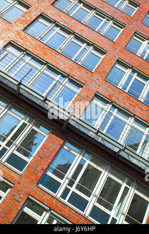 Parete con finestre del moderno edificio di appartamenti, Germania Foto Stock