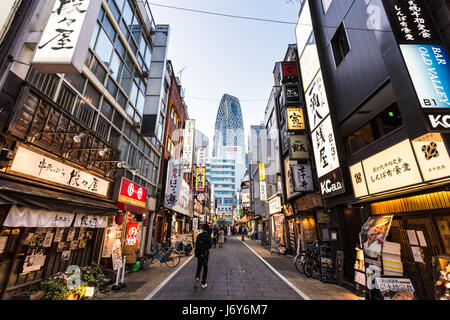 TOKYO - 2 Maggio 2017: la gente passeggia per le strade pedonali foderato con bar e ristorante in Shinjuku quartiere business dopo le ore di ufficio i Foto Stock